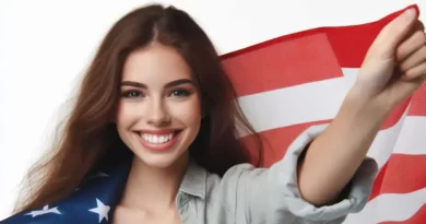 Jovem sorridente veste bandeira dos EUA, simbolizando o sonho americano.