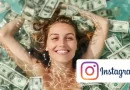 Influenciadora digital usando celular para ganhar dinheiro no Instagram