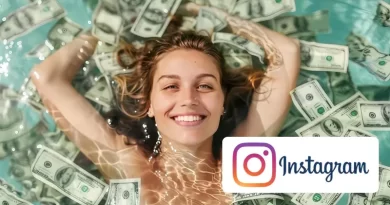 Influenciadora digital usando celular para ganhar dinheiro no Instagram