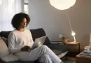 Mulher trabalhando em casa no sofá com notebook