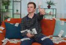 Homem sentado no sofá contando dinheiro, representando formas de ganhar dinheiro em casa.
