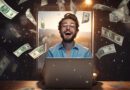 "Pessoa trabalhando em um laptop, sorrindo e celebrando o sucesso financeiro. Ganhar dinheiro online é possível!
