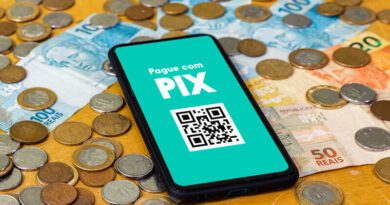 Alternativo: Pessoa usando smartphone para responder pesquisas e ganhar dinheiro através do Pix.