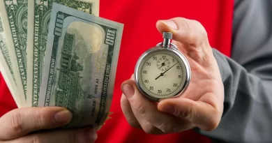 Pessoa segurando dinheiro e relógio, simbolizando ganhos rápidos.