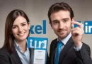 Dois executivos comemoram sucesso na busca por emprego no LinkedIn.