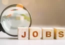 Lupa amplia a palavra "jobs", indicando busca por oportunidades de emprego.