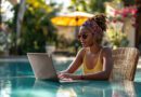Imagem de uma mulher trabalhando em um notebook em um ambiente aconchegante e seguro, com foco no trabalho online e na remuneração.