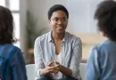 Mulher negra entrevista de emprego com duas recrutadoras.