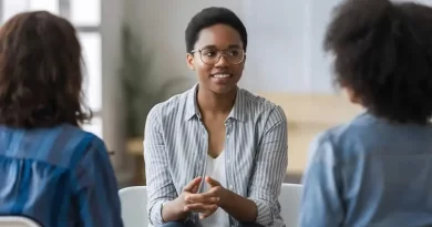 Mulher negra entrevista de emprego com duas recrutadoras.