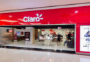 Loja da Claro com clientes satisfeitos usando smartphones.